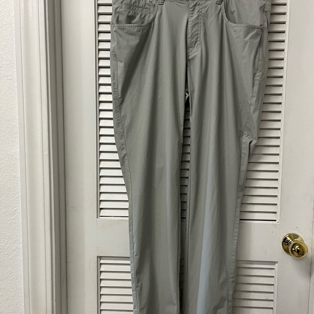 Peter Millar Light Gray Cargo Pants. EUC